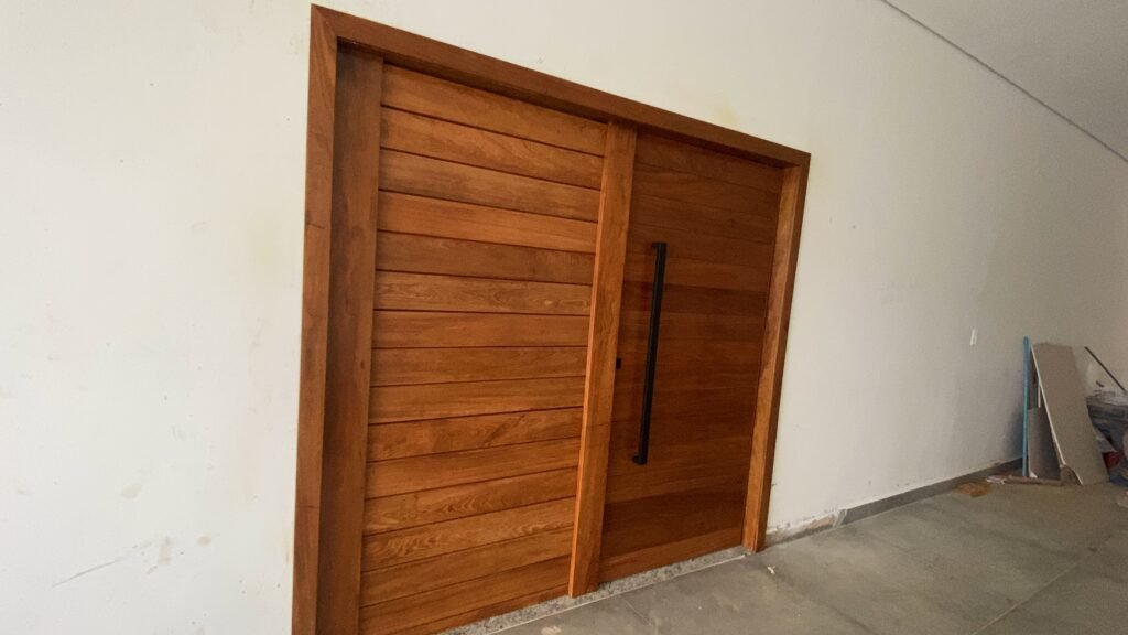 PORTA PIVOTANTE MADEIRA COM PAREDE DE MADEIRA