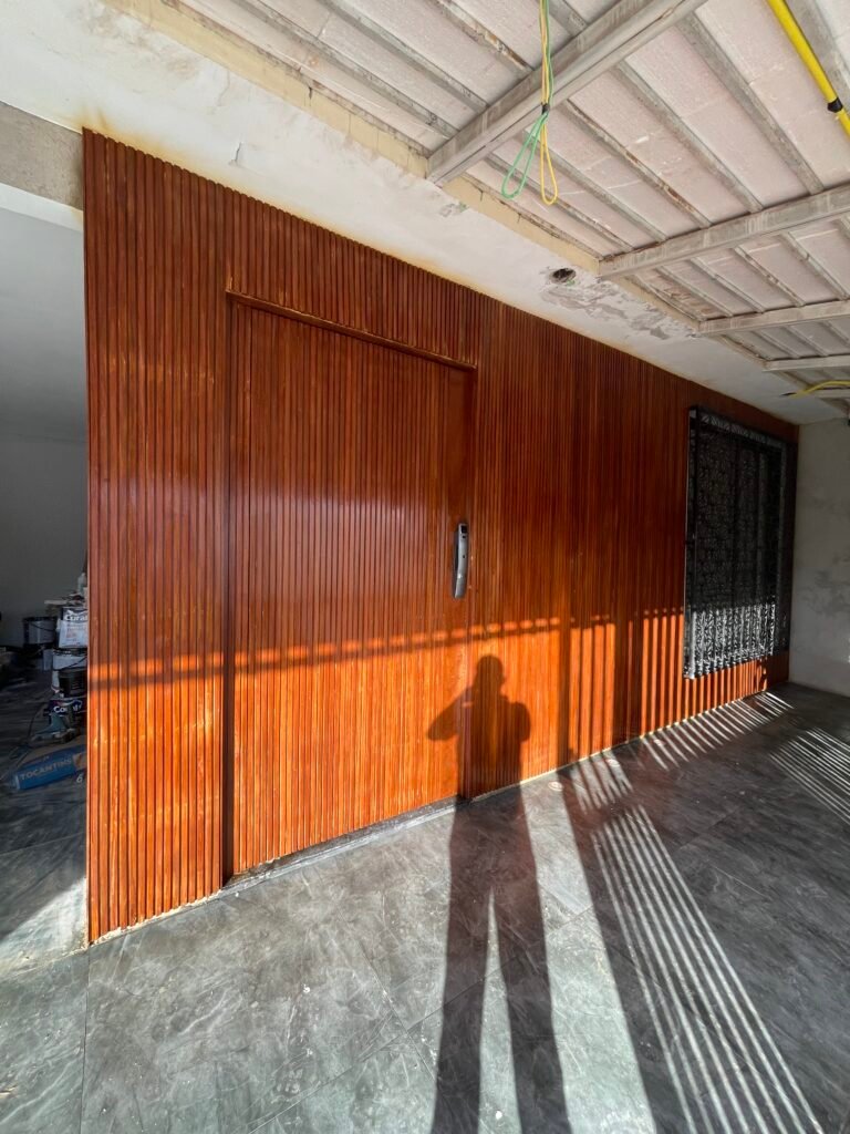 PORTA PIVOTATE RIPADA EM MADEIRA  COM PAINEL RIPADO