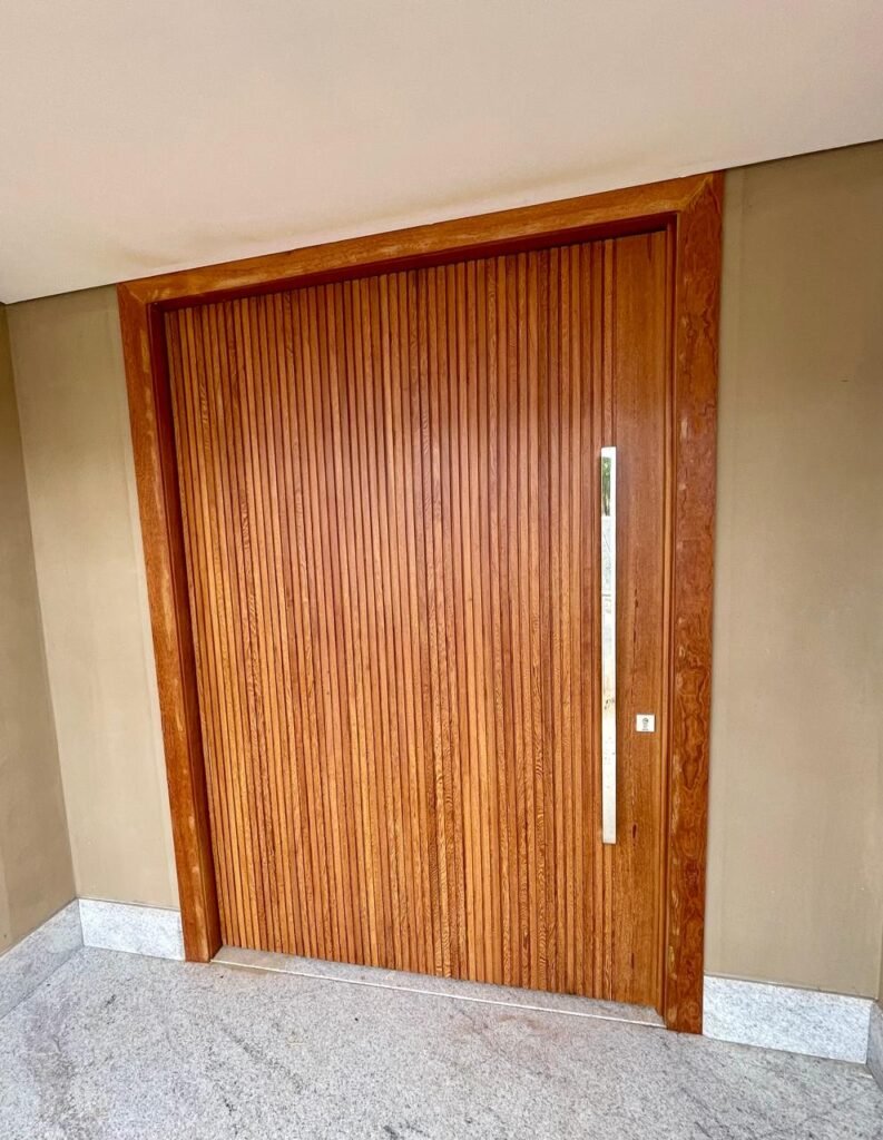 PORTA PIVOTANTE MADEIRA RIPADA SOB MEDIDA